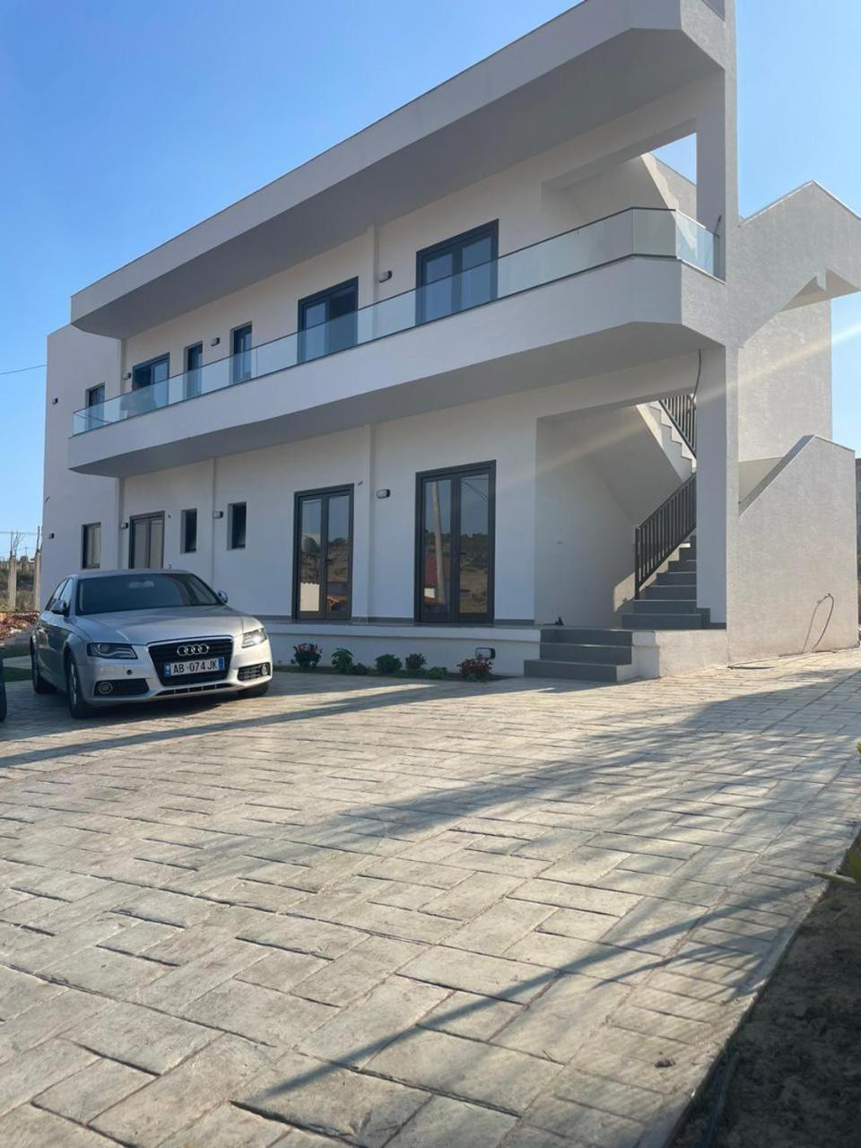 Karafili House * Ксамил