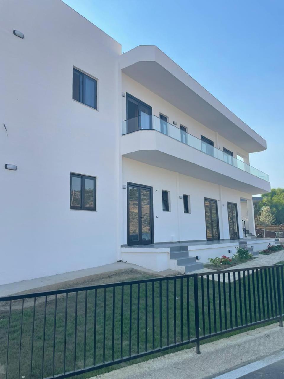 Апартаменты Karafili House