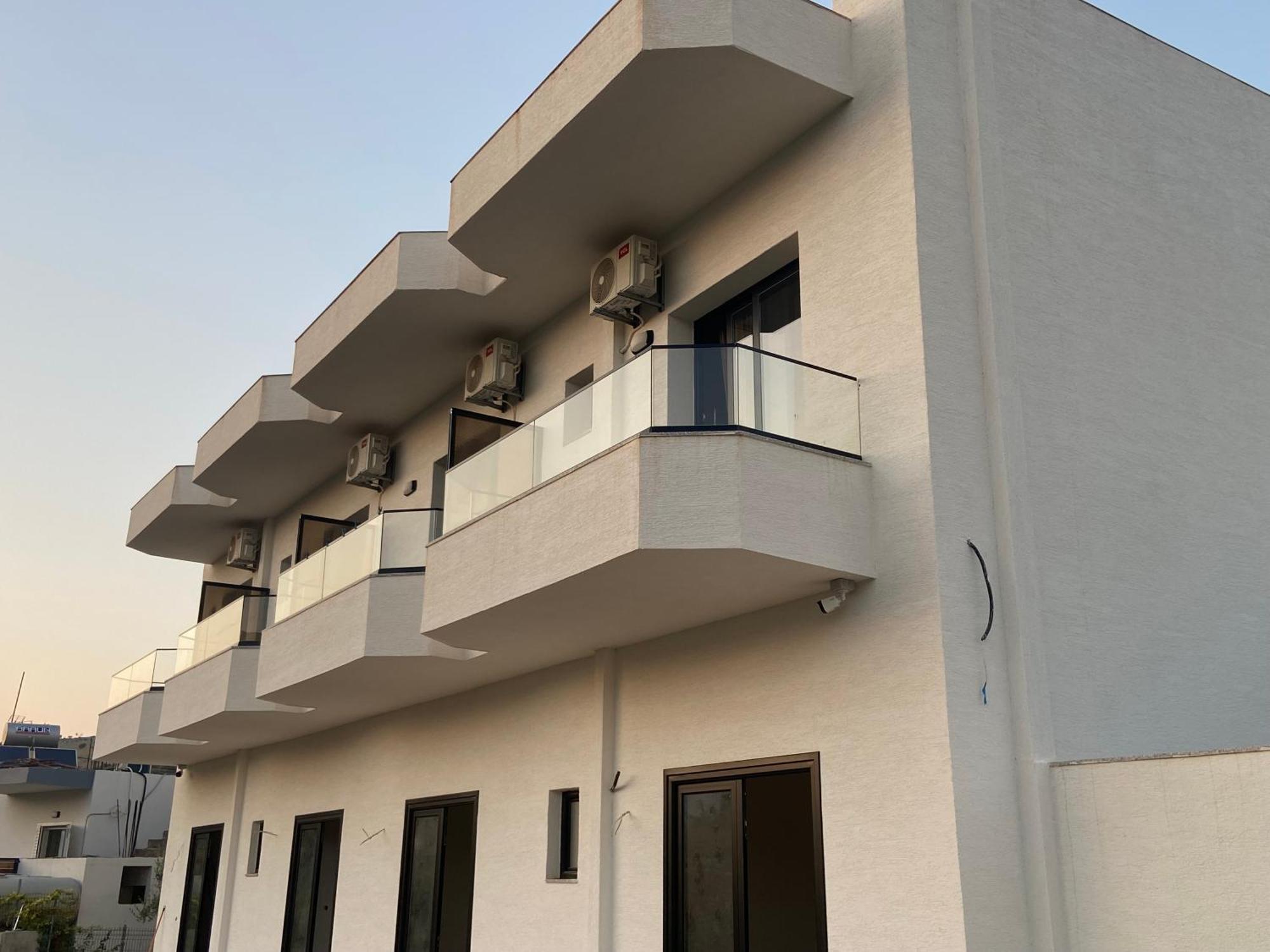 Апартаменты Karafili House *